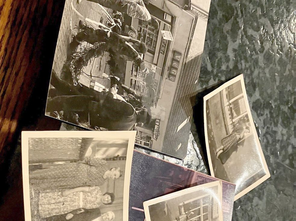Gerne erinnert sich Dieter Schmidt an die Anfänge des Gasthauses, welches damals von seiner Oma (vorderes Foto, Mitte) übernommen wurde. Foto: Groenendaal