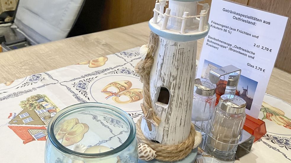 Auf der Getränkekarte stehen einige ostfriesische Spezialitäten, darunter auch die Sienbohnensopp. Foto: Groenendaal