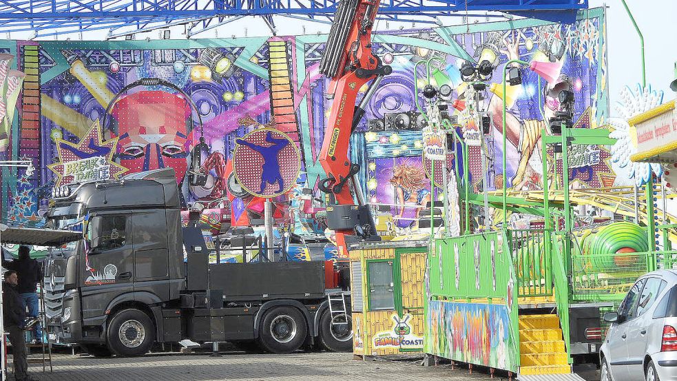 In den vergangenen Tagen bauten Schausteller auch das beliebte Fahrgeschäft Break Dance auf dem Schützenplatz auf. Foto: F. Doden