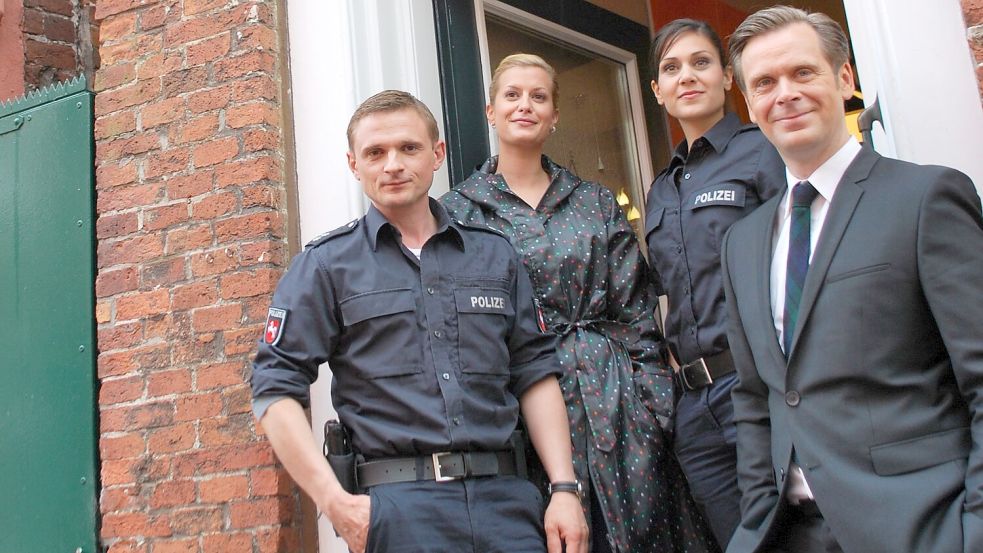Die Besetzung der ersten Friesland-Folge: Florian Lukas (von links), Theresa Underberg, Sophie Dal und Matthias Matschke vor dem Altstadt-Café, das damals zur Hafen-Apotheke wurde. Foto: Behrendt/Archiv