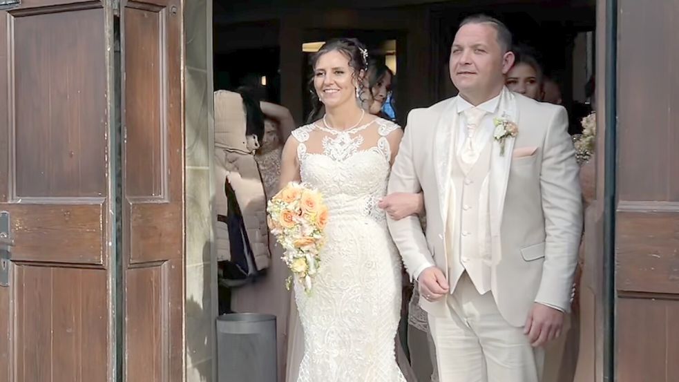 Geheiratet hat das Paar in der Lutherkirche in Leer – ganz klassisch in Weiß. Foto: Heinig