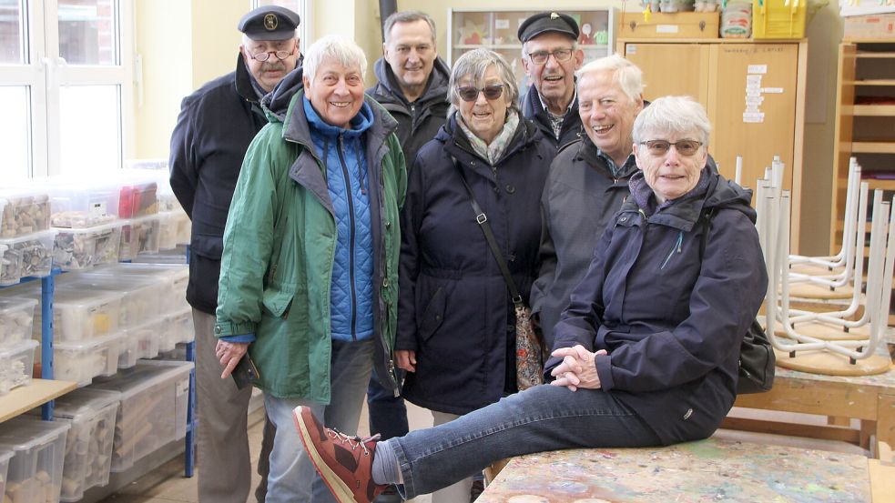 Zurück an alter Wirkungsstätte in der Schule: Klaus Dieter Wybrands (hintere Reihe von links), Klaus Otto Wybrands, Wolfgang (Scherko) Hintze; mittlere Reihe von links: Uschi Konter, Harmanda Bootsmann und Heini Loose, vorne Magrit Bayer. Foto: Ferber