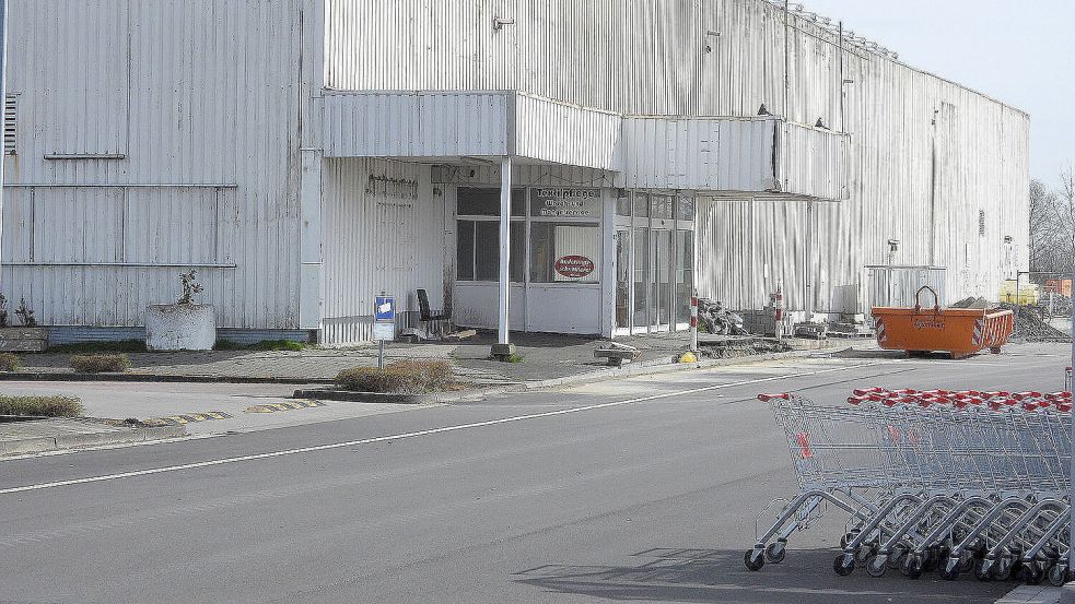 Der ehemalige Getränkemarkt von Real in unmittelbarer Nachbarschaft des Rewe-Centers wirkt heruntergekommen. Foto: F. Doden
