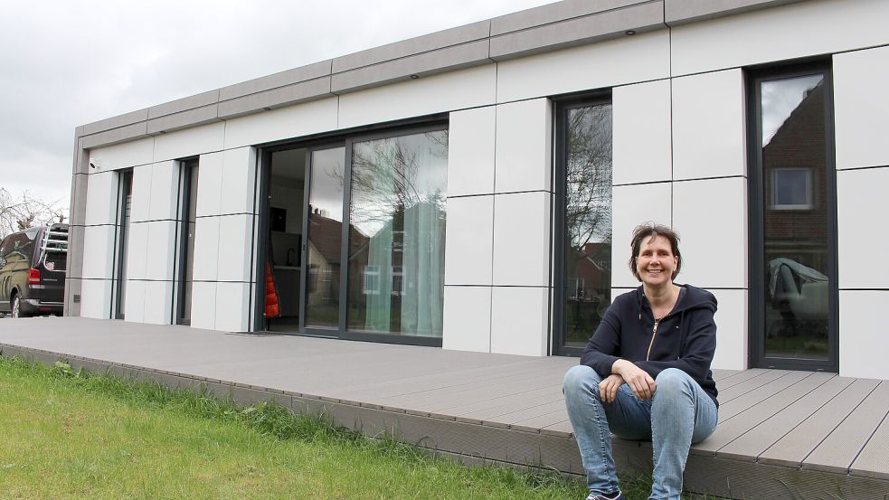 Simone Neunzig vor ihrem Häuschen in Wittmund. Foto: Oltmanns