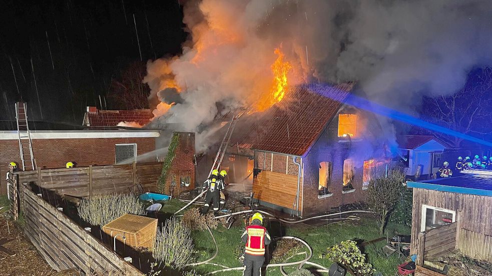 Die Flammen schlugen meterhoch aus dem Gebäude. Foto: Feuerwehr