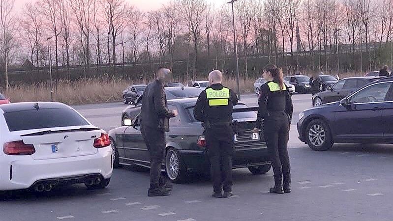 Auf dem Parkplatz des Rewe-Centers im Emder Stadtteil Harsweg kontrollierten Polizeibeamte bei Einbruch der Dunkelheit mehrere Fahrzeuge. Foto: H. Müller