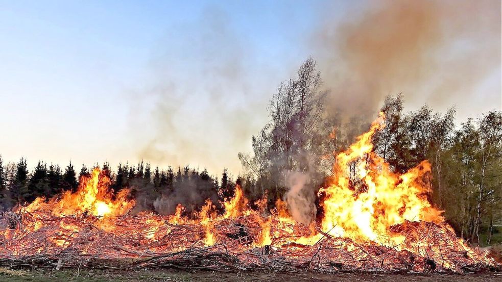 Am Ostersamstag werden traditionell in Ostfriesland die Osterfeuer entzündet. Symbolfoto: Pixabay