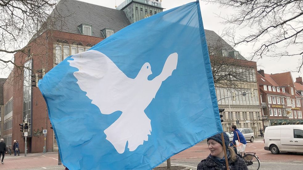 Vor dem Emder Rathaus wehte die Friedensflagge. Foto: H. Müller
