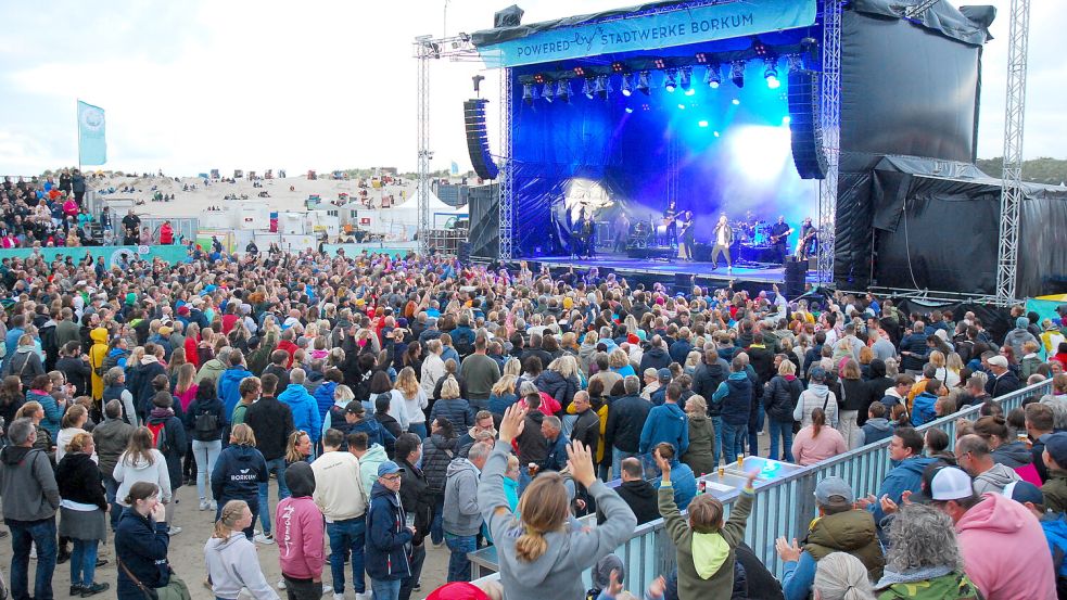 Bei den Beach Days 2023 rockte als Stargast Sänger Bosse die Bühne. Foto: Ferber