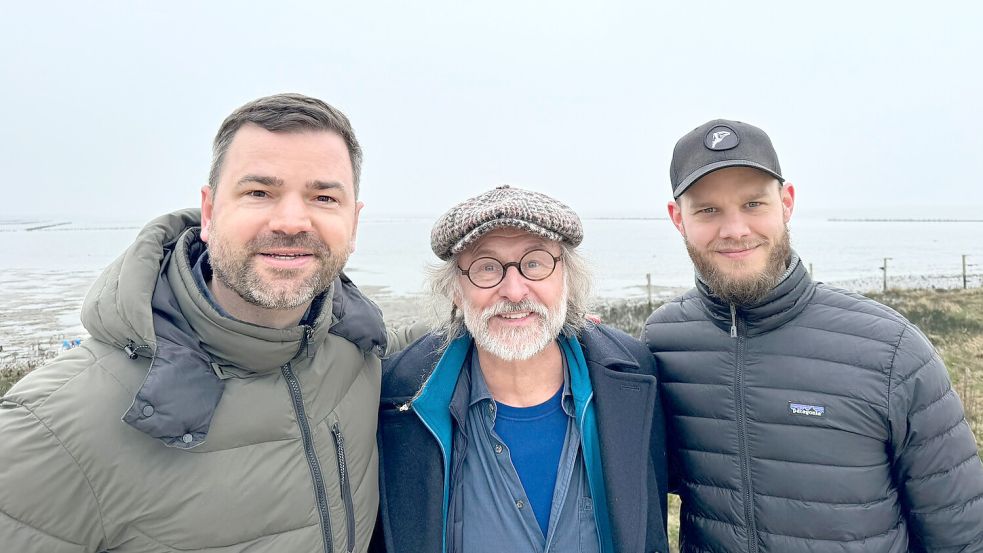 Der singt jetzt auch noch? Der Sender FFN stellte Krimiautor Klaus-Peter Wolf (Mitte) als neuen Sänger vor. Chefredakteur Jan Zerbst (links) und Jonas Alf nahmen die „Single“ in Norden auf. Foto: ffn