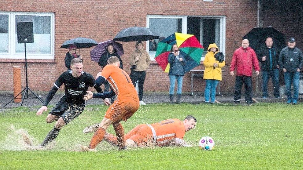 Nach der Pause wurde Pfützen-Fußball geboten. Fotos: Poets