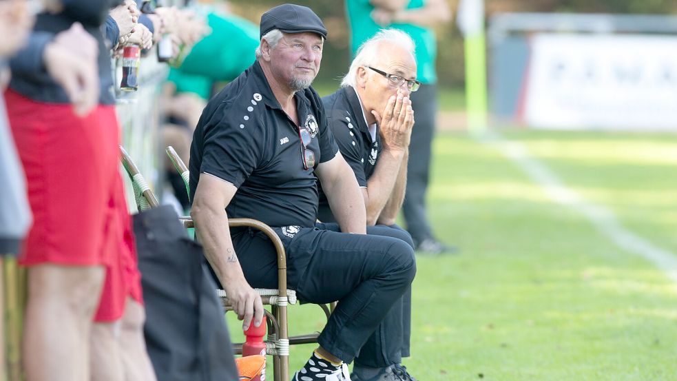 Viele Gedanken machen sich dieser Tage Trainer Jürgen Zimmermann (vorne) und Co-Trainer sowie Physiotherapeut Detlef Nietsch. Foto: Doden/Emden