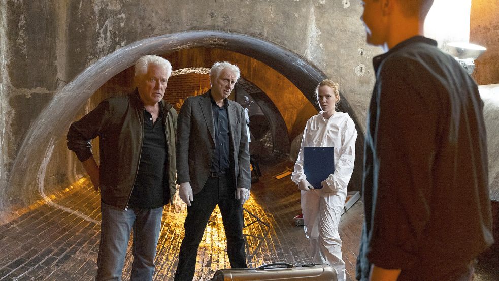 Ivo Batic (Miroslav Nemec, v.l.), Franz Leitmayr (Udo Wachtveitl), Claudia Paulsen (Paulina Morisse) und Kalli Hammermann (Ferdinand Hofer) ermitteln nach einem grausigen Leichenfund unter dem Münchener Hauptbahnhof im Tatort „Schau mich an“. Foto: BR/Bavaria Fiction GmbH/Linda Gschwentner