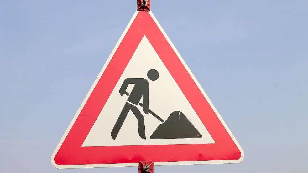 In Augustfehn wird auf einer Straße gearbeitet. Symbolbild: Pixabay