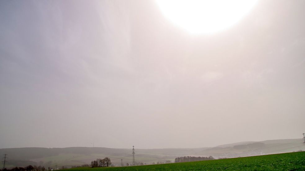 Saharastaub zieht weiter über Deutschland und trübt den Himmel ein. Foto: Andre März/dpa