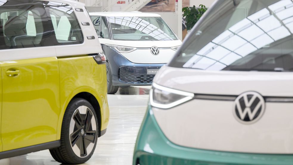 Von der Größe her entspricht der ID.6 dem Elektro-Bulli ID. Buzz. Doch der ist mit einem Preis von rund 70.000 Euro deutlich teurer. Foto: dpa/Julian Stratenschulte