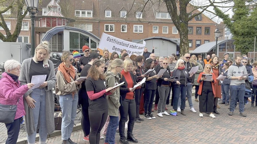 Musikalische Unterstützung gabs vom Emder Kneipenchor. Foto: Weiden
