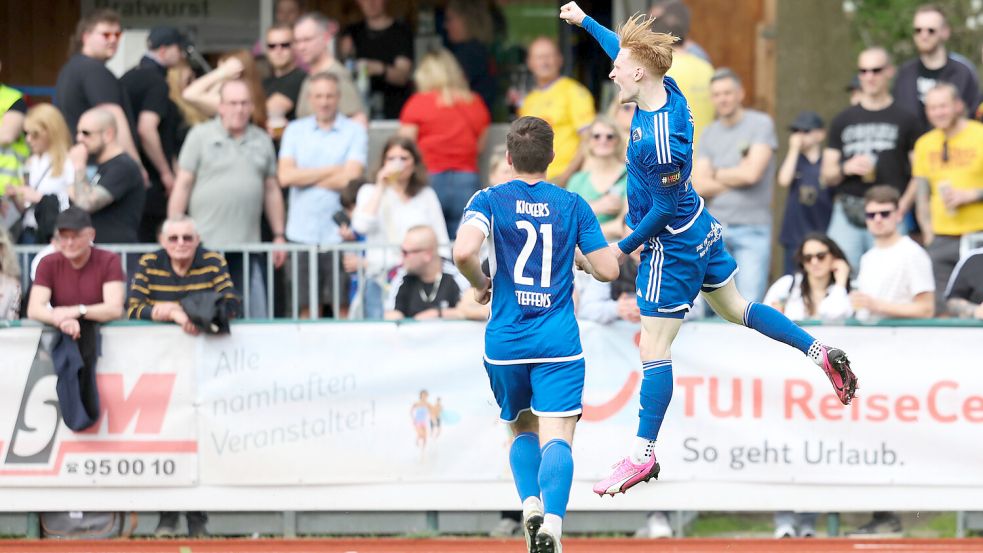 Pascal Steinwender (rechts) hat soeben das 0:1 erzielt.