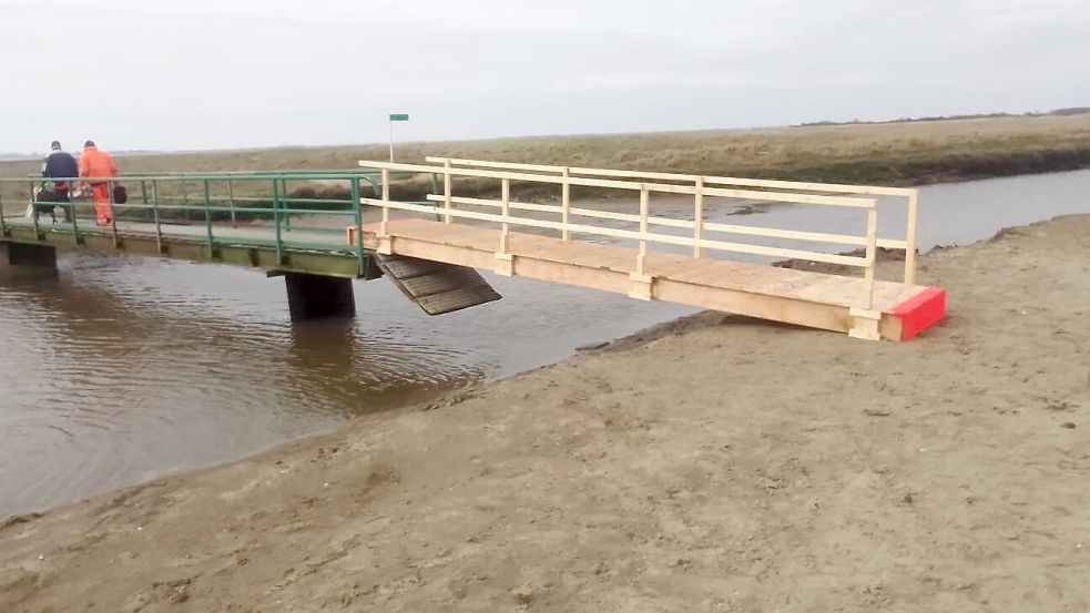 Mit einer Holzkonstruktion ist die Stahlbrücke verlängert worden. Foto: Stadt Borkum