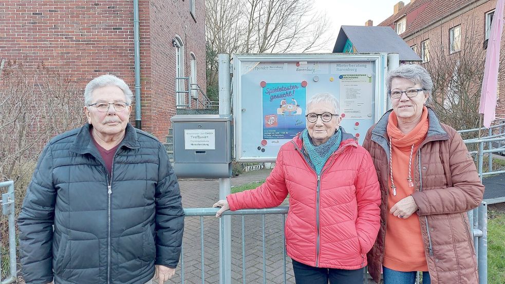 Angelika Fein (von rechts), Berendine Bamminger und Karl Acker sind donnerstags für Mieterinnen und Mieter beim Treffpunkt in Barenburg für Beratungen zur Stelle. Foto: Hanssen