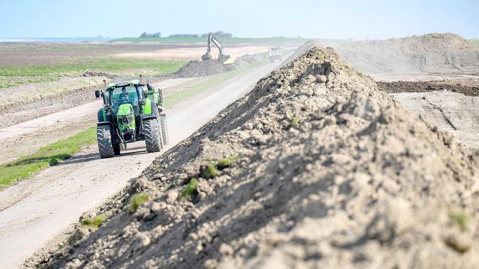 Die Erhöhung des Deichs zwischen Upleward und Manslagt wird in diesem Jahr fortgeführt. Foto: Sina Schuldt/dpa