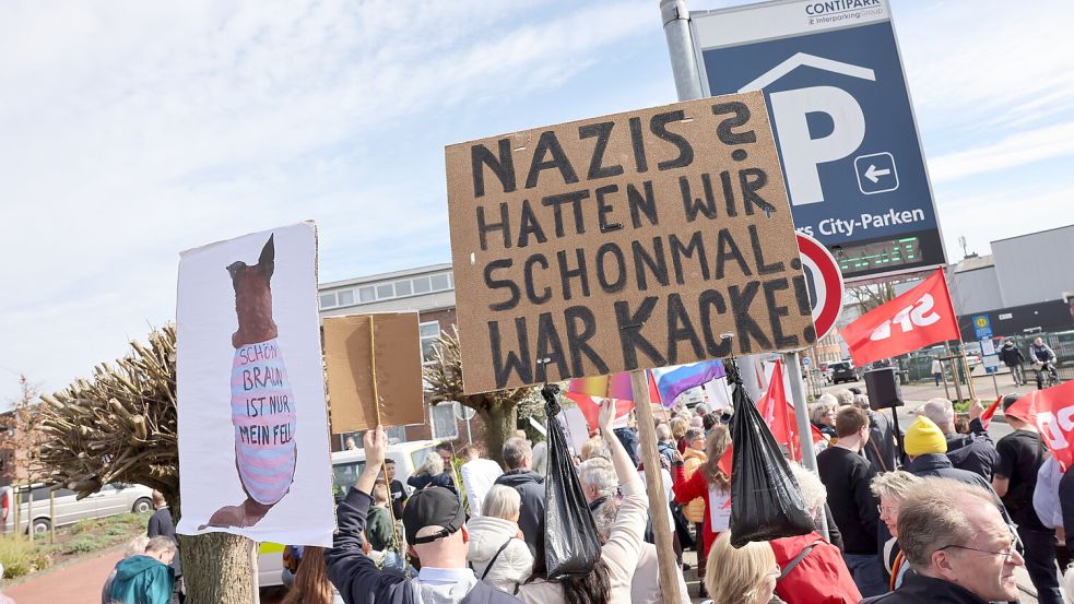 Zur Hauptkundgebung gegen 11 Uhr kamen rund 120 Menschen zusammen, um gegen den zeitgleich stattfindenden AfD-Kreisparteitag zu demonstrieren. Foto: Hock