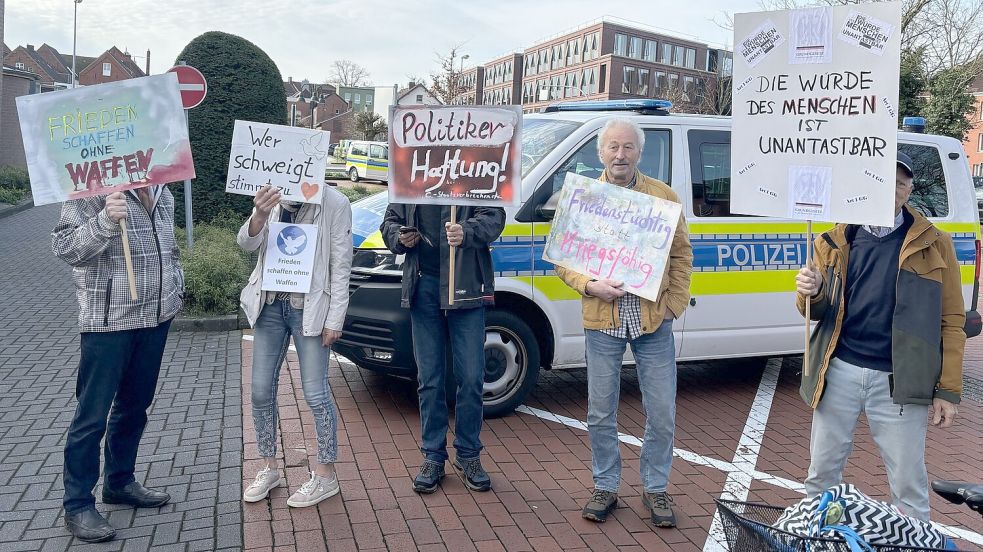 Sehen sich als Teil der „Menschheitsfamilie“ und demonstrierten für Meinungsfreiheit: Mitglieder und Sympathisanten der verschwörungsideologischen Kleinstpartei „Die Basis“. Eine Nähe zur AfD war vor Ort nicht von der Hand zu weisen. Foto: Hock