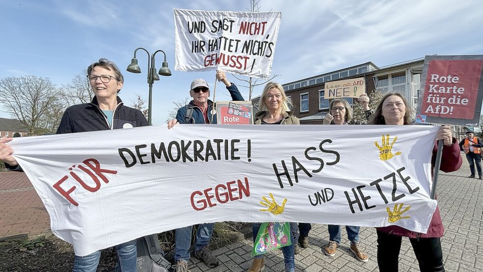 Die Statements des Gegenprotests waren klar. Foto: Hock