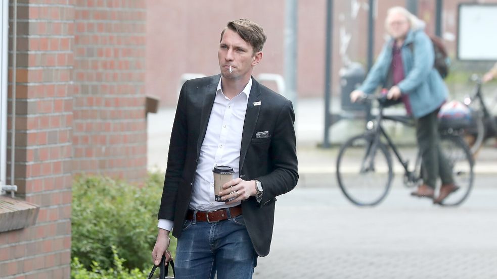Frank Rinck, AfD-Chef in Niedersachsen und Mitglied des Bundestages, bei der Anreise. Foto: Hock