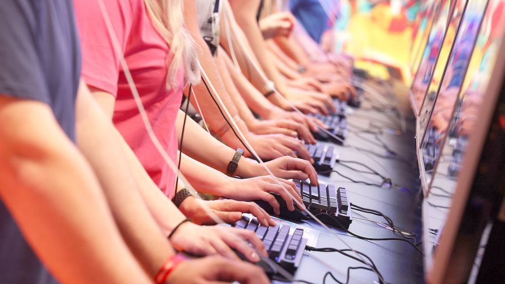 Messebesucher testen ein Computerspiel auf der Kölner Videospielmesse Gamescom. Foto: Berg/DPA