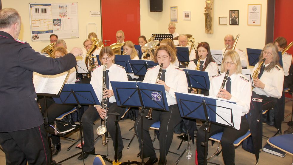 Auftritte des Musikzugs der Freiwilligen Feuerwehr Borkum unter Leitung von Axel Held (links) gehören zur Jahreshauptversammlung dazu. Foto: Ferber