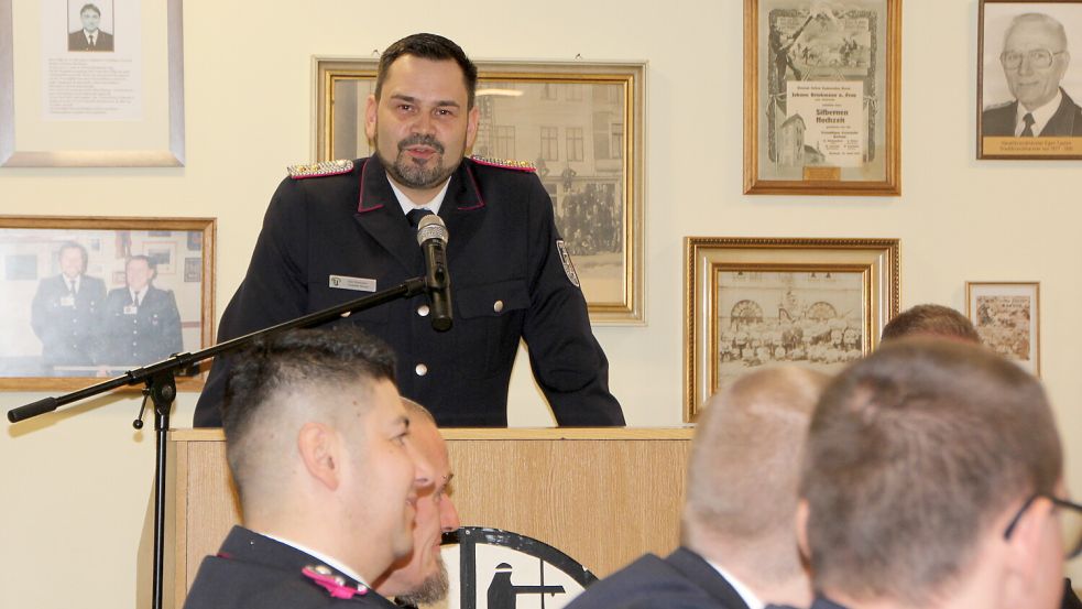 Borkums Stadtbrandmeister Aike Brinkmann präsentierte seinen Jahresbericht 2023. Foto: Ferber