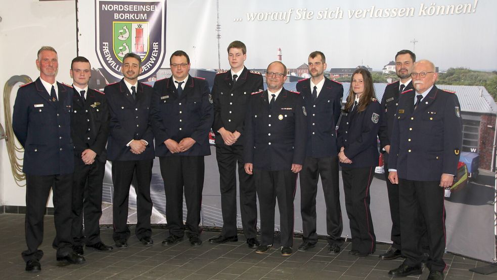 Abschnittsleiter Nord Peter Eggers (rechts) gesellte sich mit aufs Foto der Beförderten. Foto: Ferber
