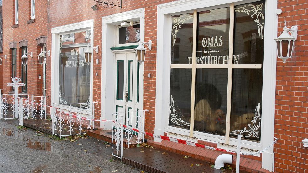 "Omas Borkumer Teestübchen" wurden bei einem Brand im vergangenen November stark in Mitleidenschaft gezogen. Foto: Ferber