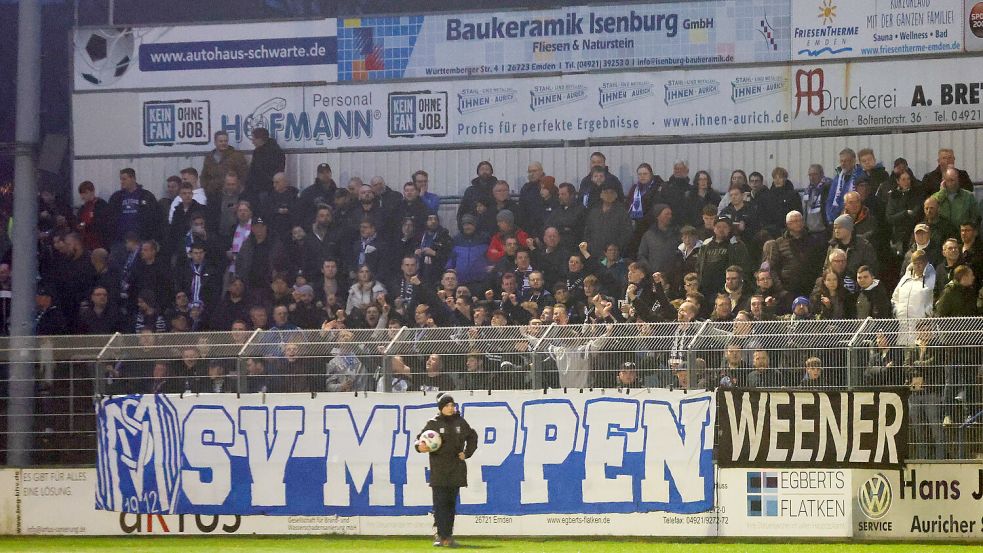 Die Gegengerade ist bei Regenwetter nur etwas für Hartgesottene. Im Heimspiel gegen den SV Meppen II war die Tribüne sehr gut gefüllt. Archivfoto: Doden/Emden