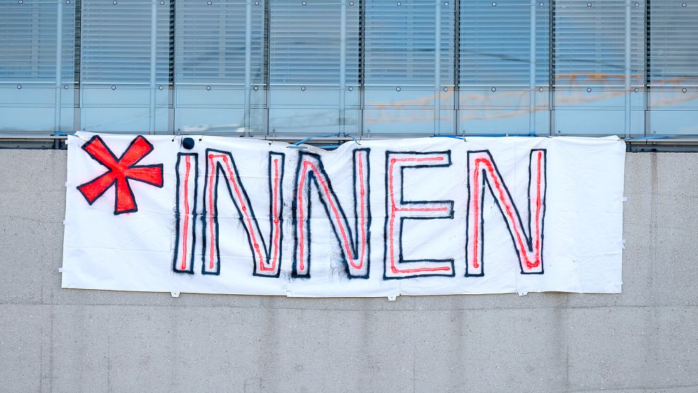 Ein Plakat mit der Aufschrift „*Innen“ ist an der Hochschule für Fernsehen und Film München (HFF) zu sehen. In Bayerns Schulen, Hochschulen und Behörden ist die Verwendung von geschlechtersensibler Gendersprache ausdrücklich verboten. Foto: Sven Hoppe/dpa