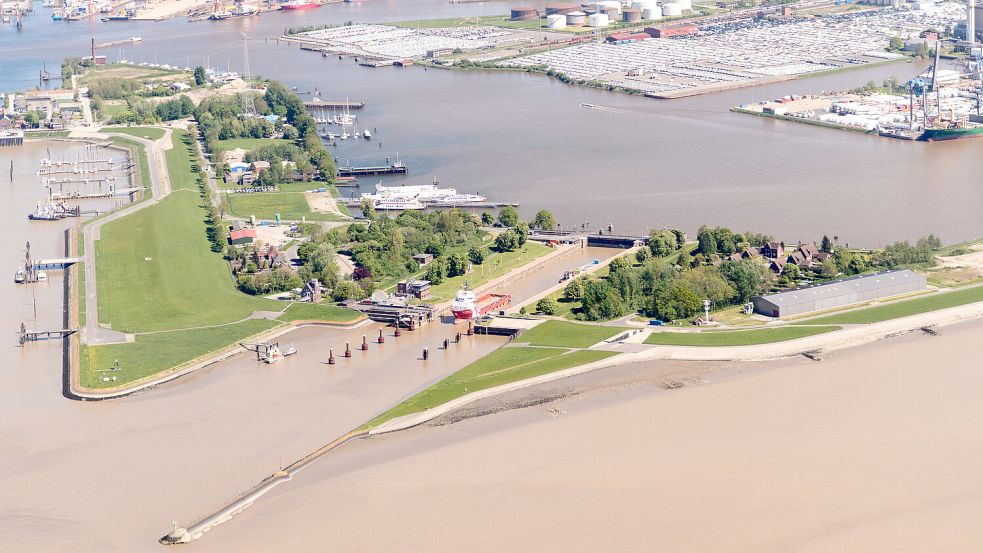 Sanierungsbedürftig: die Große Seeschleuse in Emden. Fotos: Niedersachsen Ports