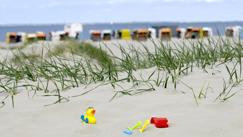 Am 7. September werden ehemalige Fußball-Profis am Strand von Norddeich kicken. Foto: Imago