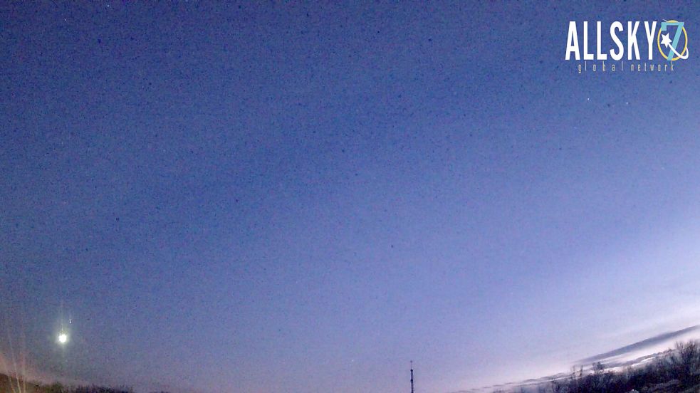 André Knöfel hat an dem Meteorologischen Observatorium Lindenberg (Bayern) des Deutschen Wetterdienstes ein sehr gutes Video von der großen Sternschnuppe, also der Feuerkugel, machen können. Sie ist in diesem Standbild unten links zu sehen. Foto: Screenshot von Video der DWD-Station