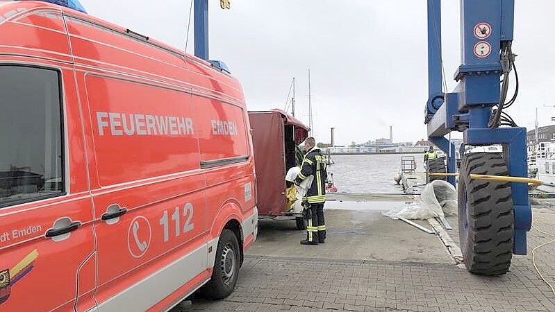 Polizei und Feuerwehr sind am Freitag zu einer Havarie in Emden ausgerückt. Fotos: Hanssen