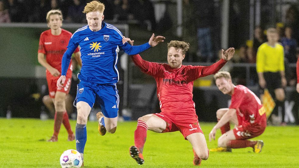 Im Hinspiel setzte sich Kickers (links Pascal Steinwender) mit 2:0 gegen den VfL Oldenburg durch. Foto: Doden/Emden