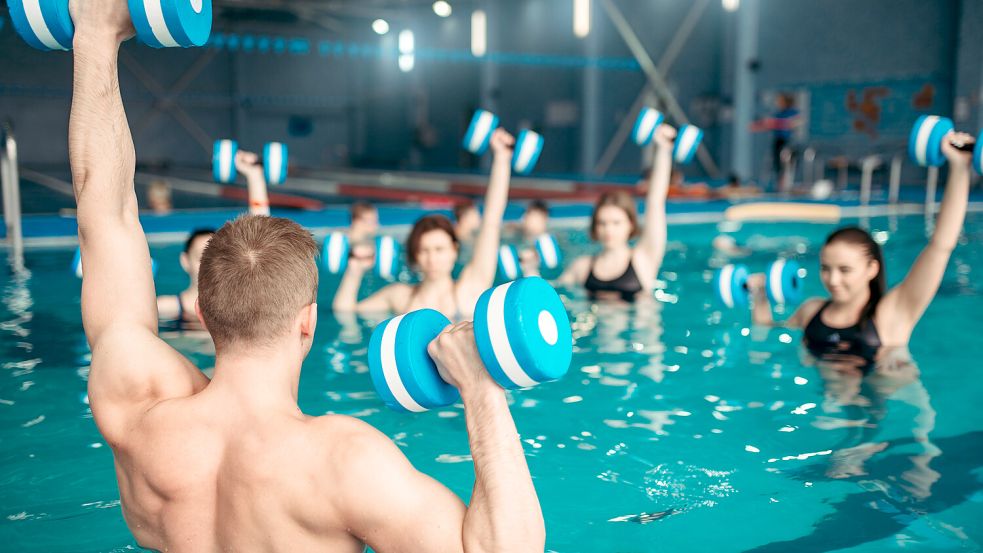 Wasseraerobic-Kurse haben in der Regel einen Frauenüberhang. Was Männer stattdessen für einen Sport machen. Foto: IMAGO / Panthermedia