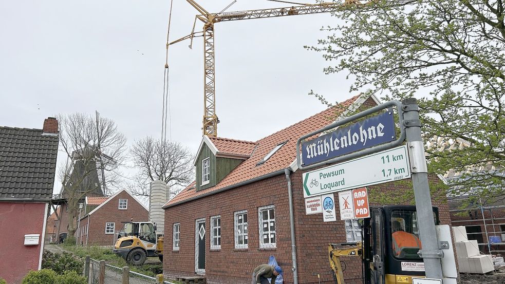 Die Friesenhäuser und der Wiltfanghof befinden sich in unmittelbarer Nähe zur Mühle in Rysum. Foto: Weiden