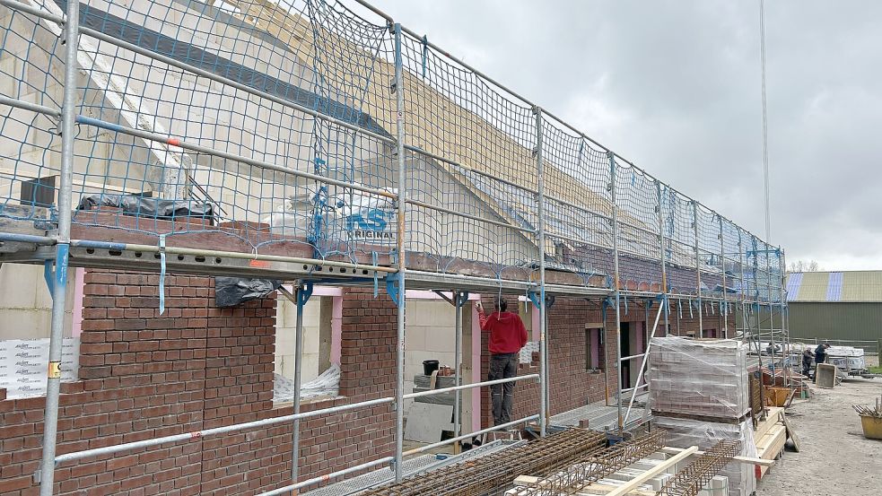 Mehrere Gewerke arbeiten auf der Baustelle in Rysum. Foto: Weiden