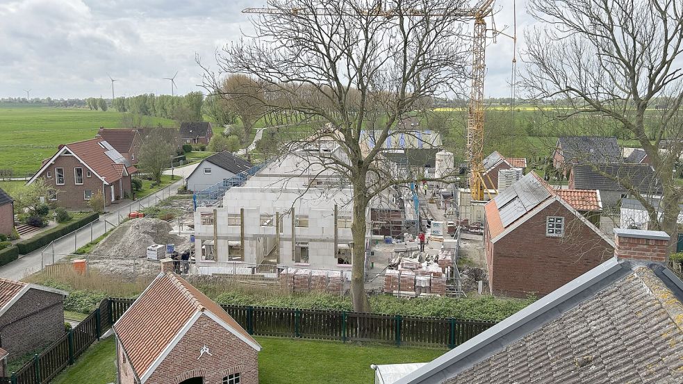 Blick von der Mühle auf den neuen Gulfhof: Das Bauprojekt in Rysum, bei dem mehrere Ferienwohnungen entstehen sollen, nimmt Gestalt an. Foto: Weiden
