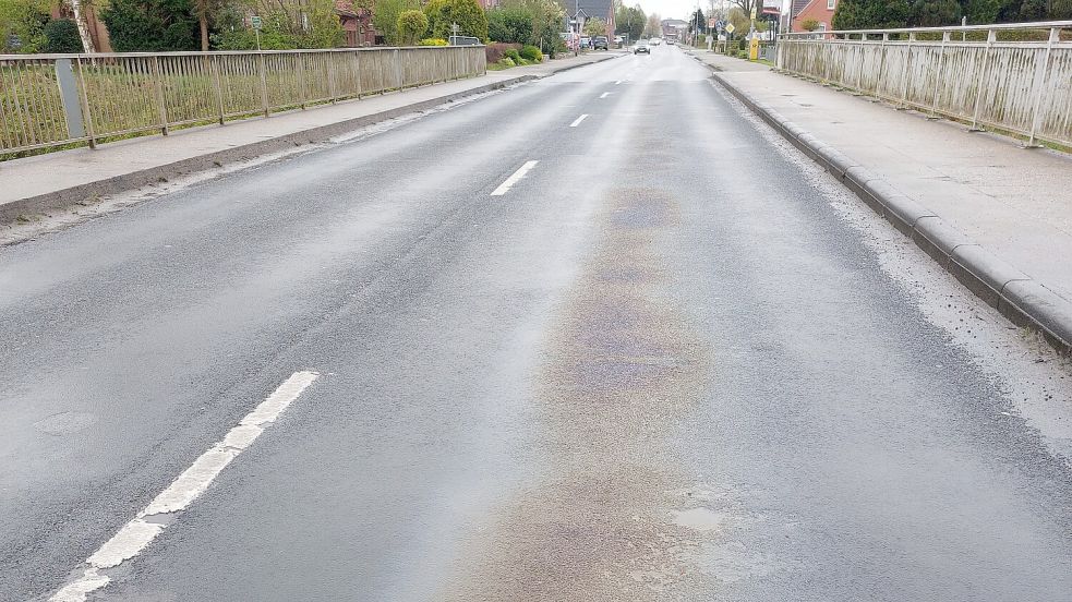 Der Film schimmert auf dem Asphalt. Foto: Wolters