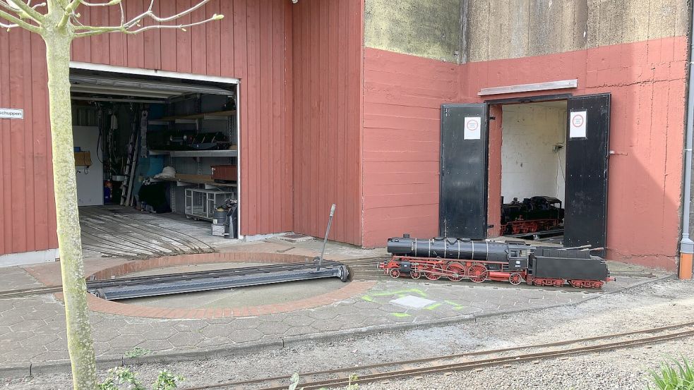 Verkehrsknotenpunkt: Aus dem Lager im Bunker werden immer wieder andere Loks auf die Spur gebracht. Foto: Schuurman