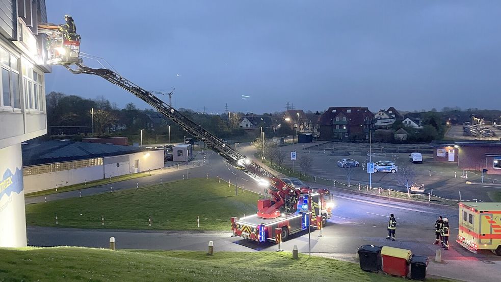 Rund zwölf Meter Höhenunterschied wurden mit dem Patienten per Drehleiter bequem überwunden. Foto: Feuerwehr