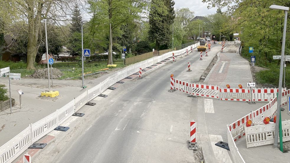 Viele Meter Absperrgitter: Auch der Wallübergang ist jetzt gesperrt. Foto: Hinrichs