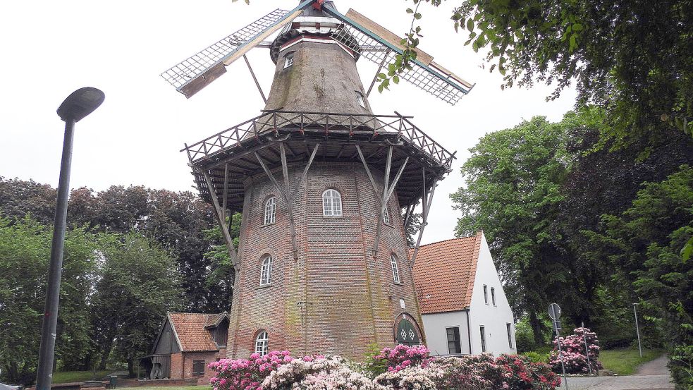 Die Johanna-Mühle und das dazugehörige Müllerhaus auf dem Wall in Emden sind ein historisches Kleinod. Foto: Archiv